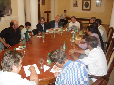 Una de las reuniones estuvo orientada exclusivamente a analizar la situación de los ocupantes de predios de la ex Maderil, en San Vicente
