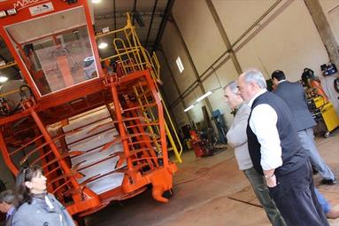 El gobernador Colombi recorrió las instalaciones del taller que fabrica la cosechadora. Foto gentileza del diario El Litoral (Corrientes)